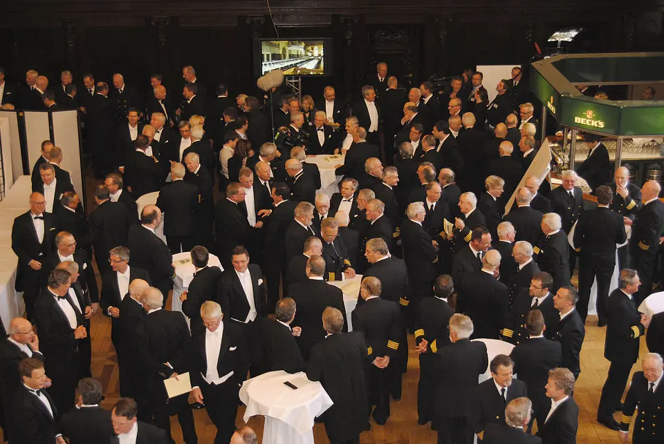 Blick in den Festsaal vor dem Aufruf : Schaffen, schaffen unnen un boven &ndash; unnen un boven schaffen!