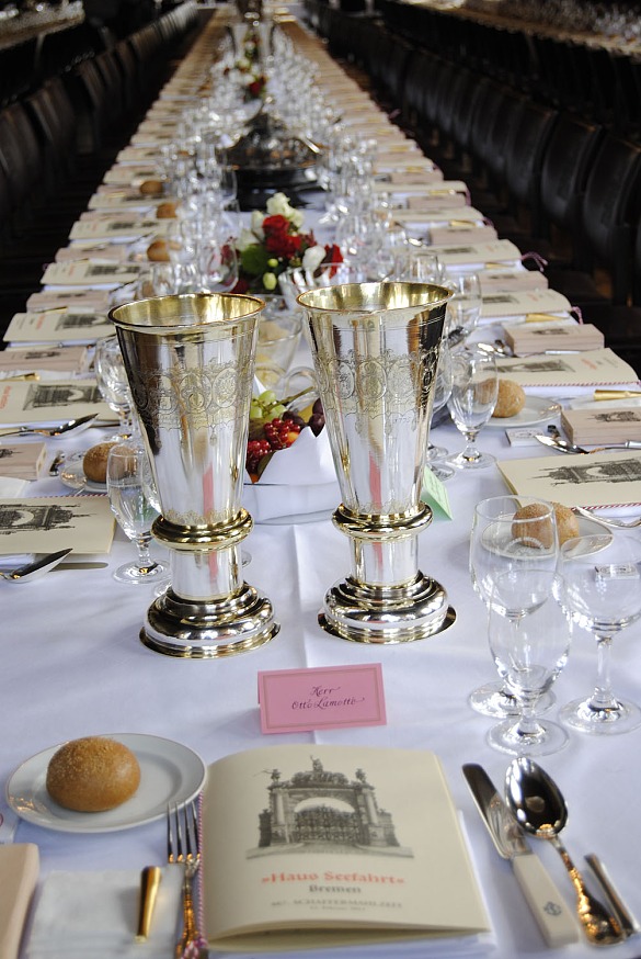 Tafel mit Silberhumpen für das Seefahrtsbier