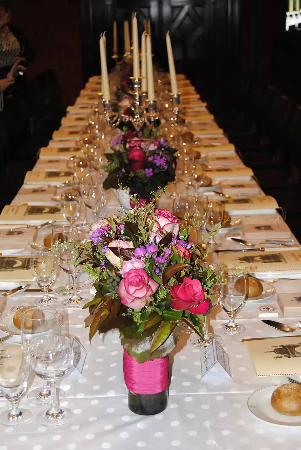 Die Damentafel im Kaminsaal