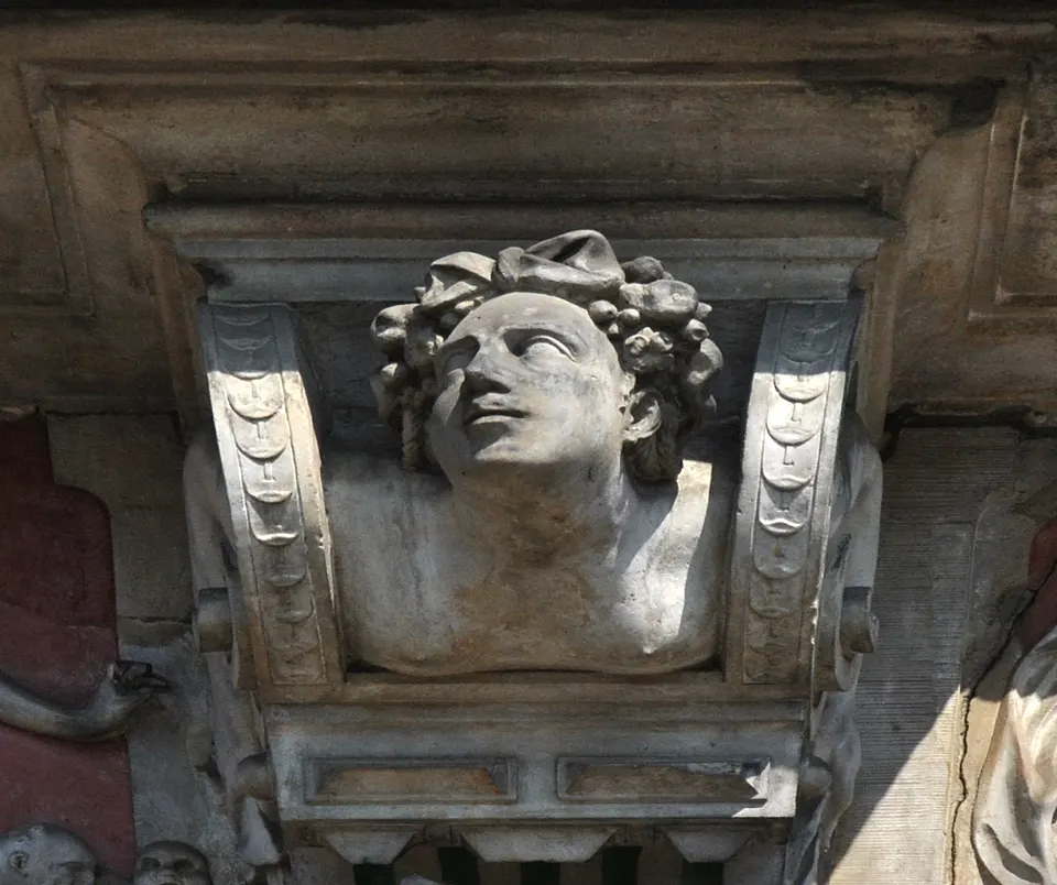 Ihm folgt eine Frau, die neben einer Schleife auch Bl&uuml;ten im Haar tr&auml;gt und so auf den Fr&uuml;hling verweist.