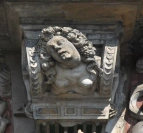 Schließlich der Sommer in Gestalt einer Frau mit einer großen Blüte und verschiedenen Früchten.