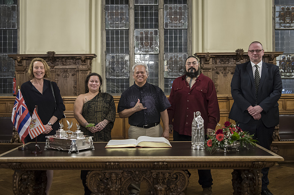 Nach den Eintragungen in das Goldene Buch stehen die Direktorin des Übersee-Museums Prof. Dr. Wiebke Ahrndt, Kalehua Caceres, Edward Halealoha Ayau, Mana Caceres und der Bevollmächtige Bremens beim Bund, Staatsrat Dr. Olaf Joachim zusammen. © Volker Beinhorn