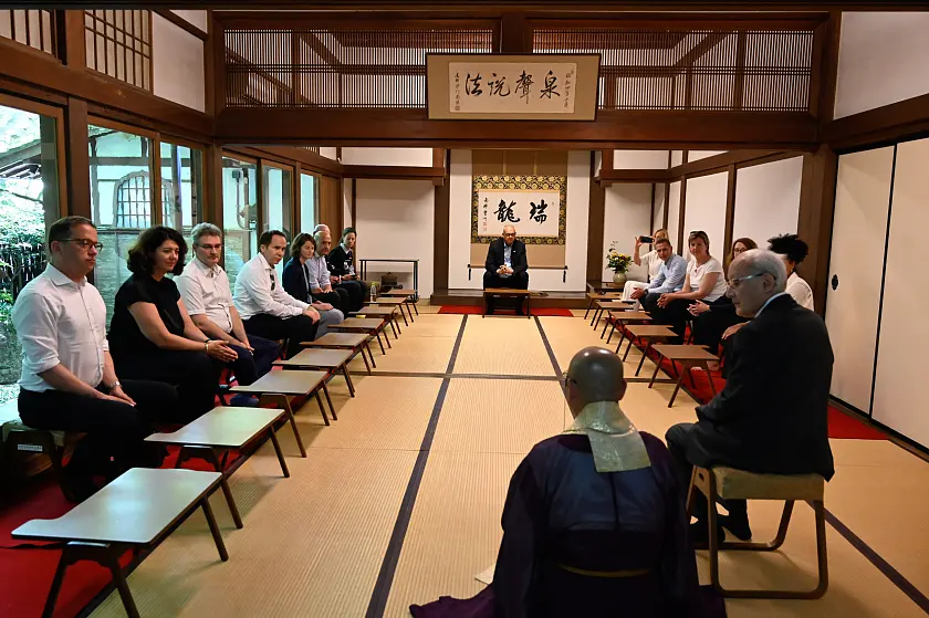 Bundesratspr&auml;sident Andreas Bovenschulte nimmt an einer traditionellen Teezeremonie im Tempel Nanzen-ji in Kyōto teil