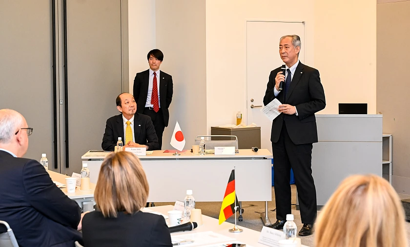 Begr&uuml;&szlig;ung im Space Center: Der Pr&auml;sident der JAXA Hiroshi Yamakawa begr&uuml;&szlig;t Bundesratspr&auml;sident Andreas Bovenschulte und seine Delegation.
