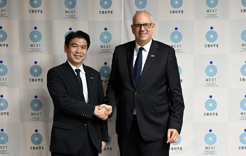 Handshake nach den Gespr&auml;chen: Bundesratspr&auml;sident Andreas Bovenschulte und Japans Minister f&uuml;r Bildung, Wissenschaft und Technologie Yohei Matsumoto