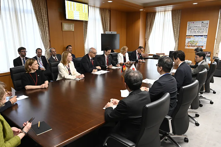 Delegationen beider L&auml;nder an einem Tisch: Bundesratspr&auml;sident Andreas Bovenschulte im Gespr&auml;ch mit dem japanischen Minister f&uuml;r Bildung, Wissenschaft und Technologie Yohei Matsumoto
