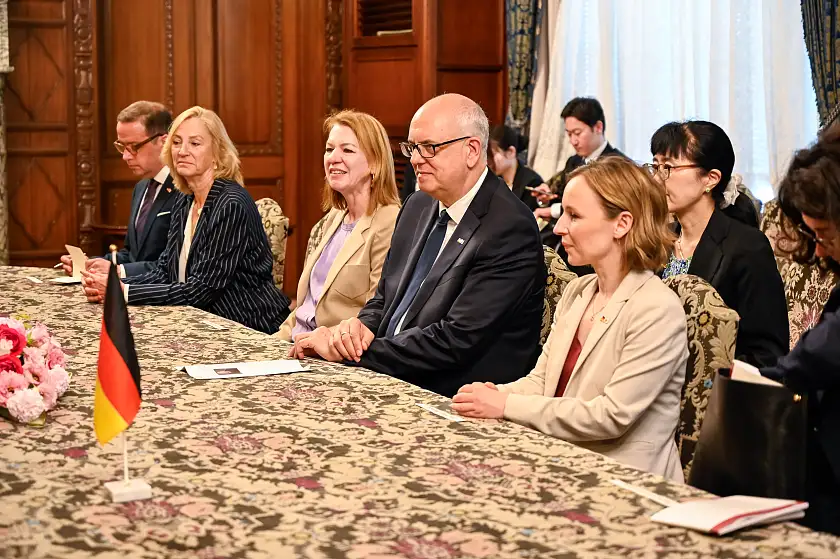 Blick auf die deutsche Delegation: Bundesratspr&auml;sident Andreas Bovenschulte beim Gespr&auml;ch im japanischen Unterhaus Shūgiin