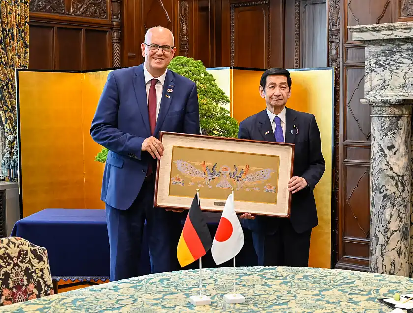 &Uuml;bergabe von Gastgeschenken: Der Pr&auml;sident des japanischen Oberhauses Masakazu Sekiguchi &uuml;berreicht Bundesratspr&auml;sident Andreas Bovenschulte ein Gem&auml;lde.