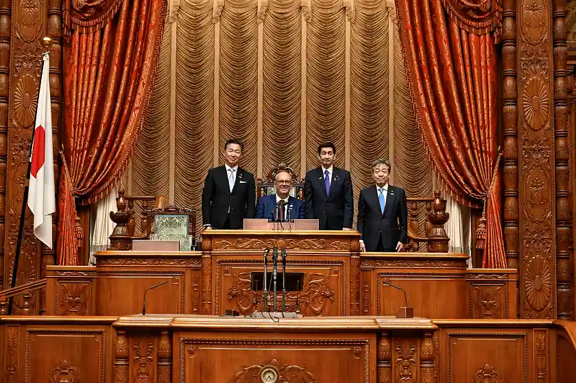 Gemeinsam im Plenarsaal des Sangiin: Bundesratspr&auml;sident Andreas Bovenschulte und der Pr&auml;sident des japanischen Oberhauses Masakazu Sekiguchi sowie weitere Delegationsmitglieder