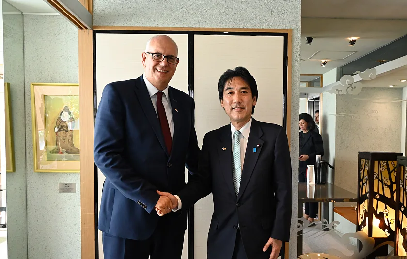 Der japanische Minister f&uuml;r Wachstumsstrategie, Start-Ups, Regulierungsreform Minoru Kiuchi mit Bundesratspr&auml;sident Andreas Bovenschulte