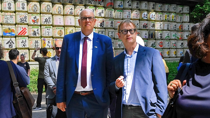 Besuch des shintoistischen Meiji-Jingu Schreins: Bundesratspr&auml;sident Andreas Bovenschulte und Dr. David Malitz (Deutsches Institut f&uuml;r Japanstudien)