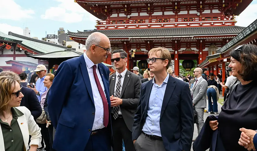 Besuch des Tempelbezirks Asakusa-Sensoji: Bundesratspr&auml;sident Andreas Bovenschulte und Dr. David Malitz vom Deutschen Institut f&uuml;r Japanstudien