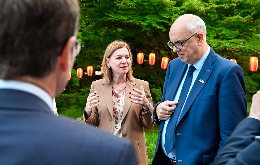 Gemeinsamer Austausch in der Botschaft: Bundesratspr&auml;sident Andreas Bovenschulte im Gespr&auml;ch mit Botschafterin Petra Sigmund