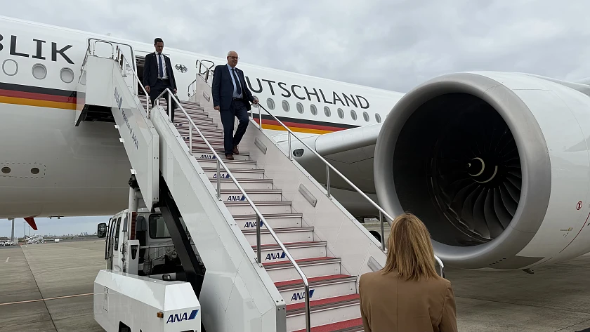 Ankunft in Tokyo: Bundesratspr&auml;sident Andreas Bovenschulte wird am Flughafen von der deutschen Botschafterin Petra Sigmund empfangen.