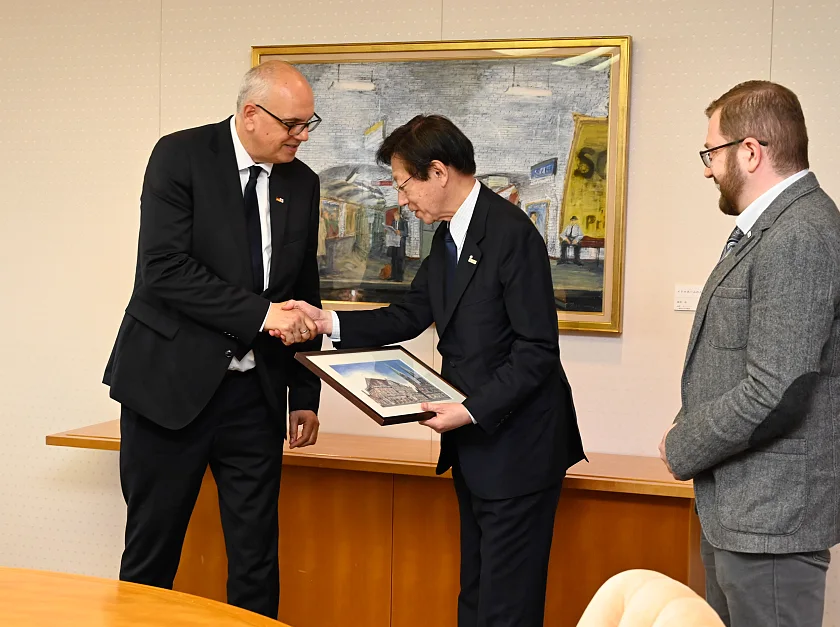 &Uuml;bergabe der Gastgeschenke: Bundesratspr&auml;sident Andreas Bovenschulte und der B&uuml;rgermeister von Kobe Kizo Hisamoto
