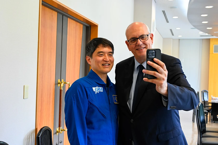 Gemeinsames Selfie zur Erinnerung: Bundesratspr&auml;sident Andreas Bovenschulte und der japanische Astronaut Takuya Onishi