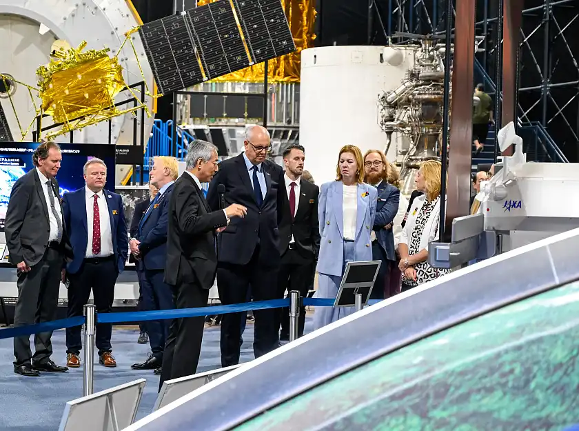 Austausch mit dem Direktor des JAXA Space Center: Bundesratspr&auml;sident Andreas Bovenschulte im Gespr&auml;ch mit Masaki Fujimoto