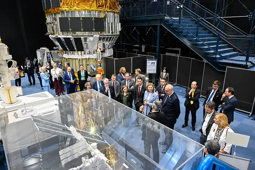 Gang durch die Ausstellung: Bundesratspr&auml;sident Andreas Bovenschulte besichtigt Satelliten- und Weltraumtechnik.
