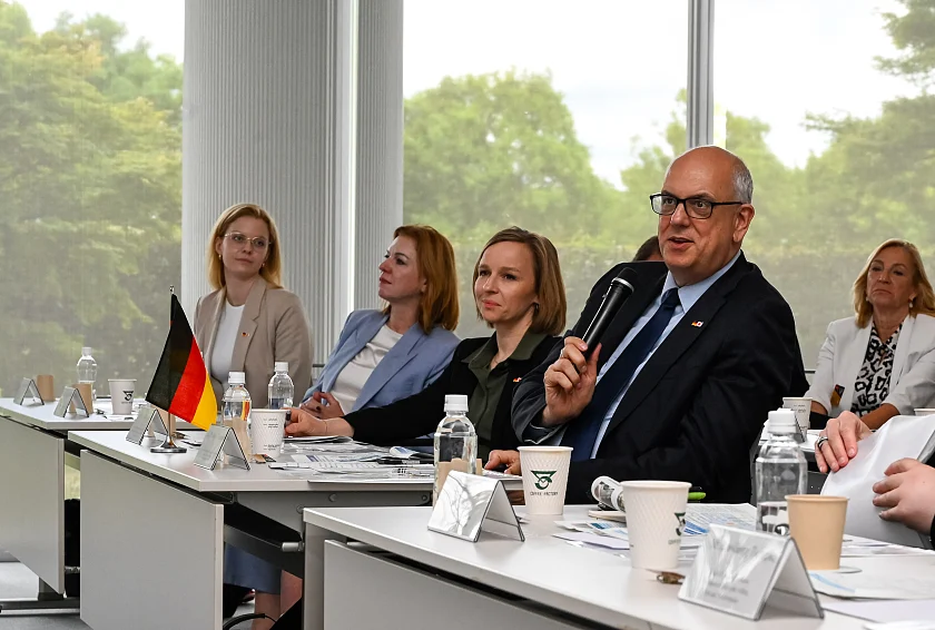 Bundesratspr&auml;sident Andreas Bovenschulte, Bundesratsmitglied Nancy B&ouml;hning und die deutsche Botschafterin Petra Sigmund bei der Pr&auml;sentation im Space Center.