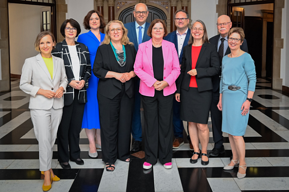 Der Bremer Senat (von re.): Von links: Die Bevollmächtigte beim Bund und für Europa, Staatsrätin Nancy Böhning, Senatorin für Gesundheit, Frauen und Verbraucherschutz Claudia Bernhard,   Senatorin für Umwelt, Klima und Wissenschaft Kathrin Moosdorf, Senatorin für Bau, Mobilität und Stadtentwicklung Özlem Ünsal, Bürgermeister Dr. Andreas Bovenschulte, Senatorin für Wirtschaft, Häfen und Transformation Kristina Vogt, Senatorin für Kinder und Bildung Sascha Karolin Aulepp, Senator für Inneres und Sport Ulrich Mäurer und Senatorin für Arbeit, Soziales, Jugend und Integration und Senatorin für Justiz und Verfassung Dr. Claudia Schilling.