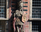 Der Kurfürst von Böhmen trägt eine Krone, die ihn als König von Böhmen ausweist. Auch der Löwe auf seinem Wappen ist gekrönt dargestellt. In der Hand trägt der Kurfürst ein Schwert. Geschützt wird er durch einen Panzer auf der Brust, Metallschienen an den Beinen und Kacheln an den Knien.