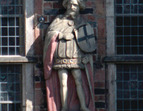 Der Kurfürst von Köln ist ähnlich gekleidet wie sein Nachbar. Auf dem Kopf trägt er eine runde Mütze - eine solche trug auch der Kurfürst von Trier, sie ist nicht mehr erhalten. Das Kreuz auf dem Wappen seines Schildes war einst schwarz.