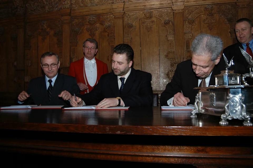 Waldemar Nocny (Vizestadtpr&auml;sident Danzig), Gundars Bojars (Ratsvorsitzende Riga) und B&uuml;rgermeister Dr. Henning Scherf (v.l.n.r.) unterzeichnen den Letter of Intent.