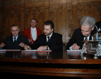 Waldemar Nocny (Vizestadtpräsident Danzig), Gundars Bojars (Ratsvorsitzende Riga) und Bürgermeister Dr. Henning Scherf (v.l.n.r.) unterzeichnen den Letter of Intent.