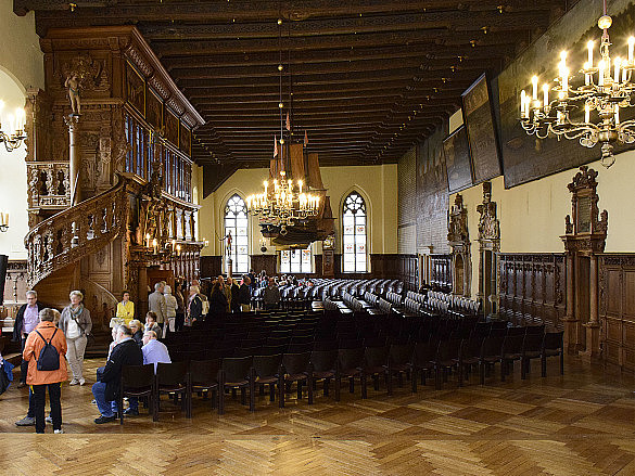 Blick in die Obere Rathaushalle während einer Rathausführung durch die Bremer Touristik-Zentrale