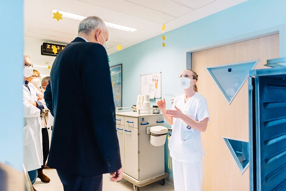 Andreas Bovenschulte im Gespr&auml;ch mit einer Mitarbeiterin des Klinikums Bremen-Nord