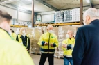 Bürgermeister Andreas Bovenschulte im Gespräch mit Beschäftigten der Firma Nehlsen