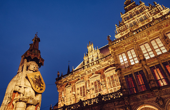 Blick vom Marktplatz auf das Bremer Rathaus und dem Bremer Roland