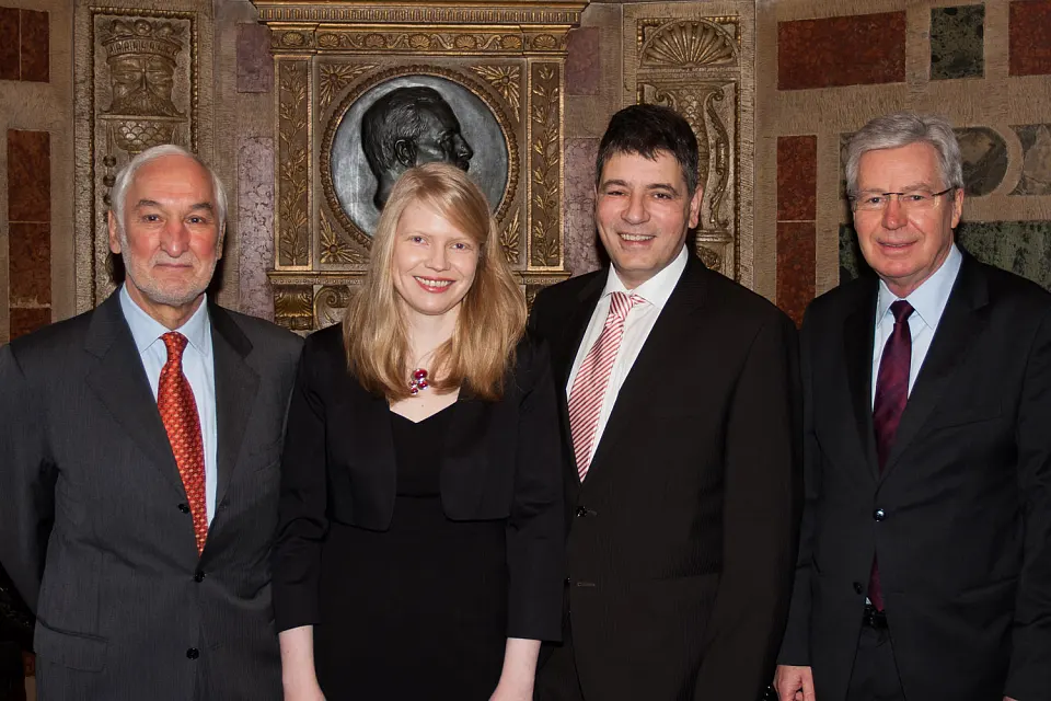 v.l.n.r.: Michael Sieber, Vorsitzender der Rudolf-Alexander-Schr&ouml;der-Stiftung, Nadja K&uuml;chenmeister, Marcel Beyer, B&uuml;rgermeister Jens B&ouml;hrnsen 
