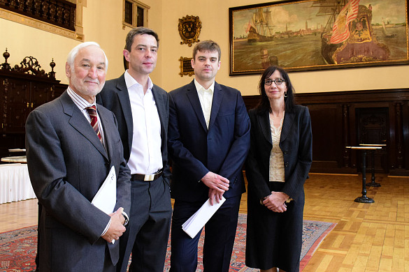 (von rechts) Staatsrätin Carmen Emigholz, die Preisträger Henning Ahrens und Matthias Nawrat sowie der Vorsitzende der Rudolf-Alexander-Schröder-Stiftung, Staatssekretär a.D. Michael Sieber. 