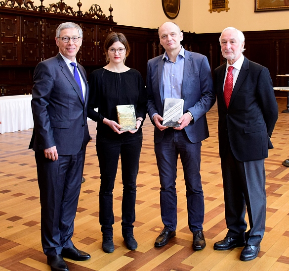 Bürgermeister Carsten Sieling, Laura Freudenthaler, Thomas Lehr und Staatssekretär a.D. Michael Sieber (v.l.); Foto: Victor Ströver, nordsign, Bremen