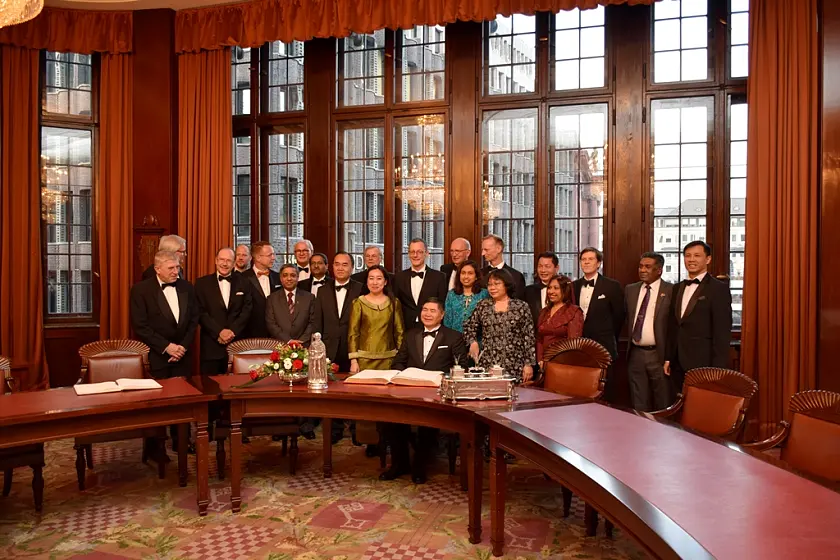 Nach den Einträgen in das Goldene Buch ein Gruppenfoto im Senatssaal