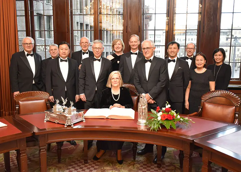 Lucy Turnbull trägt sich im Senatssaal als Ehrengast in das Goldene Buch Bremens ein. Rechts daneben ihr Ehemann, der ehemalige Premierminister Australiens, und im Hintergrund die Botschafterinnen und Botschafter der der Länder Singapur, Mongolei, Neuseeland und Australiens, sowie der Chargé d'Affaires der Philippinen und der Generalkonsulin Japans