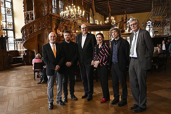 Verleihung des Bremer Literaturpreises: Bürgermeister Dr. Andreas Bovenschulte (3. v.li.) mit den Preisträgern Thomas Stangl (2. v.re.) und Martin Kordić ( 2.v.li.) sowie den Jurymitgliedern Michael Sieber, Barbara Lison und Dr. Lothar Müller (v.li.). Foto: Senatspressestelle