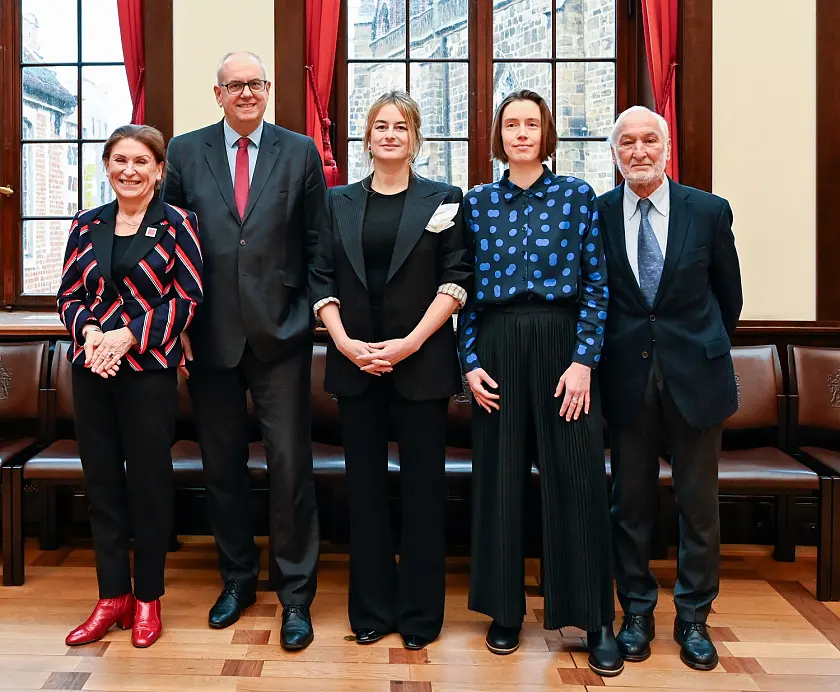 Bei der Preisverleihung (von links): Barbara Lison (Geschäftsführerin Rudolf-Alexander-Schröder-Stiftung), Bürgermeister und Kultursenator Andreas Bovenschulte, Preisträgerin Teresa Präauer, Katharina Mevissen (Förderpreis zum Bremer Literaturpreis) und der Vorsitzende der Rudolf-Alexander-Schröder-Stiftung, Staatssekretär a.D. Michael Sieber.