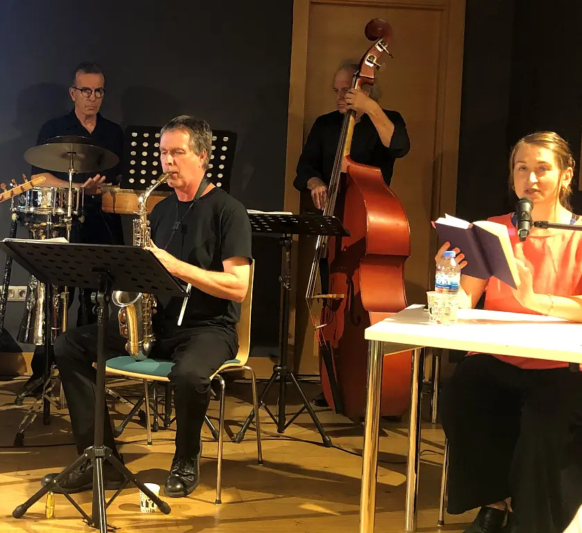 Leyla Bektaş (rechts) liest im Goethe-Institut in Izmir aus ihrem Buch 