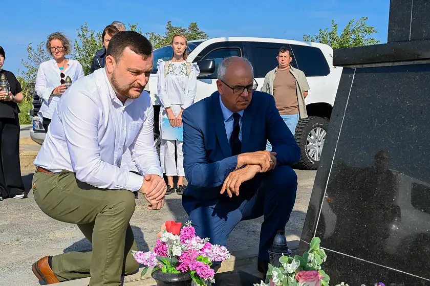 Der stellvertretende Gouverneur der Oblast Odesa, Anton Shalyhaylo (links) und Bürgermeister Bovenschulte am Denkmal für gefallene Soldaten.