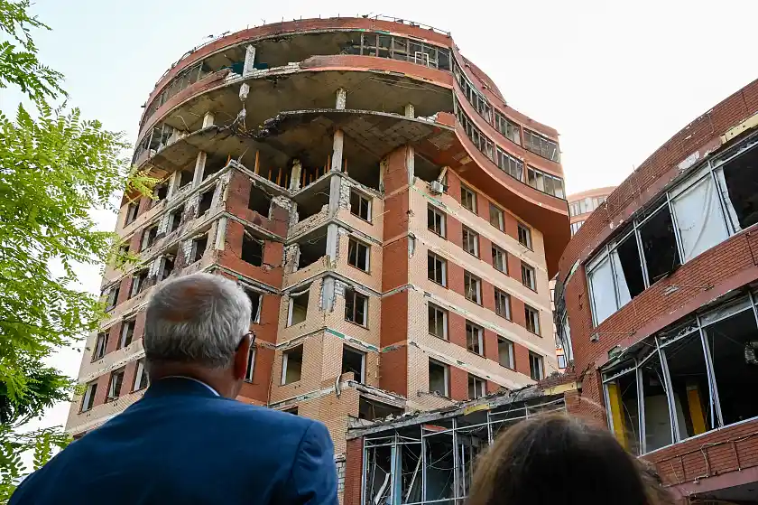 Bürgermeister Bovenschulte vor einem vom Krieg zerstörten Gebäude