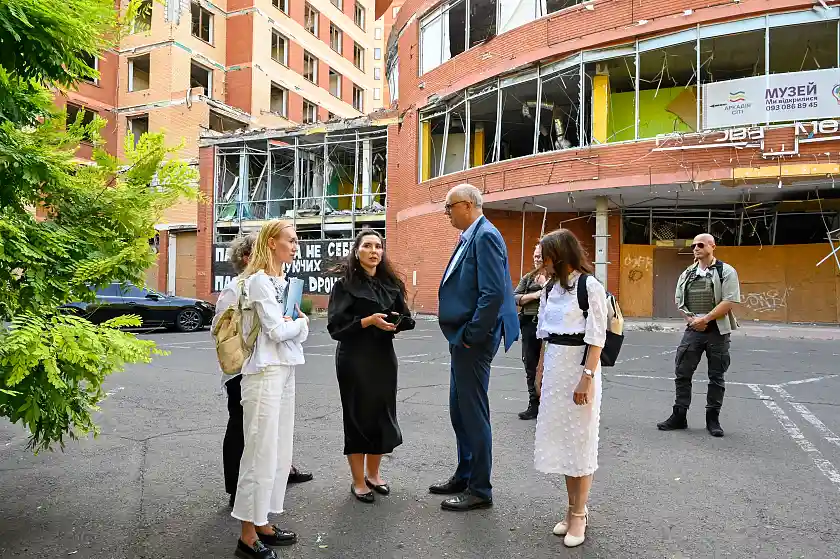 Bürgermeister Andreas Bovenschulte im Gespräch mit Kateryna Marchenko, Direktorin für internationale Beziehungen der Oblast Odesa.