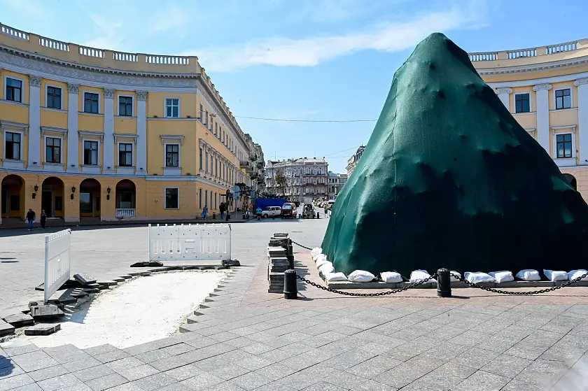 In Odesa werden Denkmäler gegen Bomben und Drohnen geschützt.