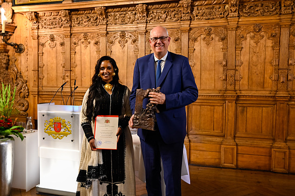 Die Preisträgerin Meseret Hadush und Bürgermeister Andreas Bovenschulte.