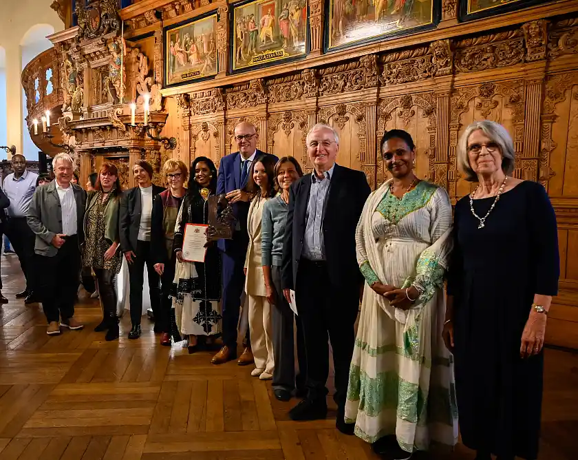 Das Kuratorium mit der Preisträgerin Meseret Hadush und Bürgermeister Andreas Bovenschulte.