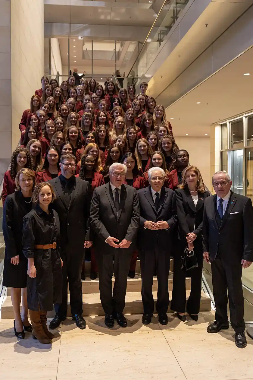 Der Chor mit (von vorne links) Elke Büdenbender, Nancy Böhning, Markus Kaiser, Frank-Walter Steinmeier, Sergio Mattarella, Laura Mattarella, Wolfgang Schneiderhan.