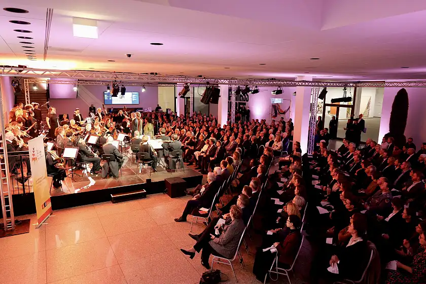 Das Publikum in der Neuen Nationalgalerie Berlin erlebte einen spannenden Abend.