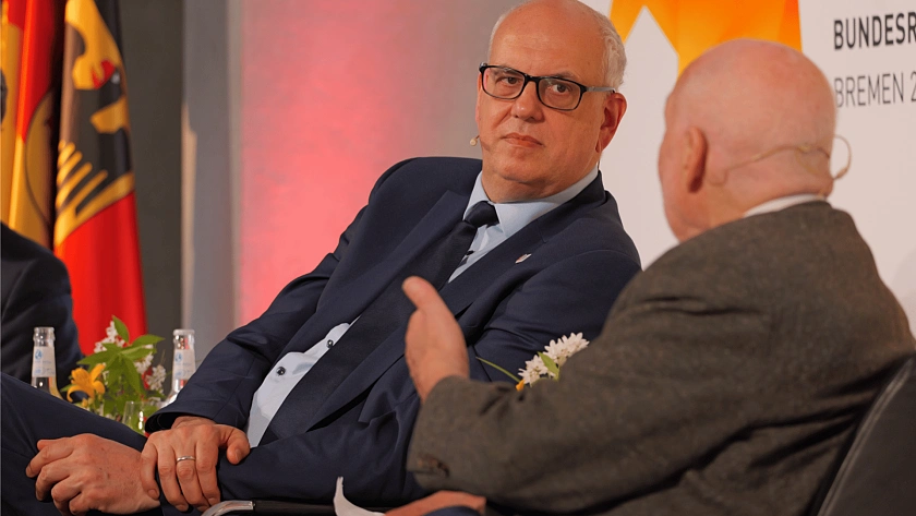 Bundesratspräsident Andreas Bovenschulte im Gespräch mit Wirtschaftsnobelpreisträger Joseph Stiglitz