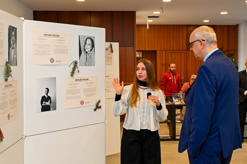 Bürgermeister Bovenschulte besucht die Ausstellung unissued diplomas